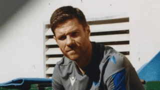 シャビ・アロンソが歩み始めた道。なぜ名将は中盤から生まれるのか