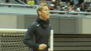 本田圭佑、“初蹴り”で子供たちにメッセージ「勝負にこだわって」