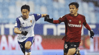 久保建英と香川真司。日本の新旧エースの対戦で見えた「現在地」