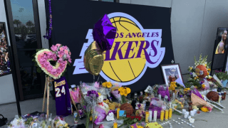 ロサンゼルス各地に献花台 NBAスーパースター・コービー氏を追悼