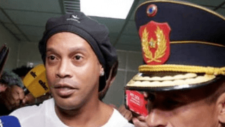 塀の中のロナウジーニョの様子。ブラジルとパラグアイの国際問題に発展