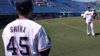 つば九郎がシートノックに潜入！　選手の元気な姿を動画で公開