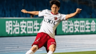 内田篤人、カメラの前で机に突っ伏す。「前半、やっちゃいました」