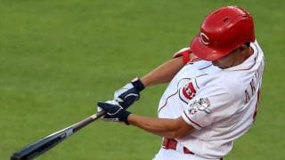 【MLB】秋山翔吾の第1打席でハプニング発生　ファウルが球審の右指直撃→流血で試合一時中断