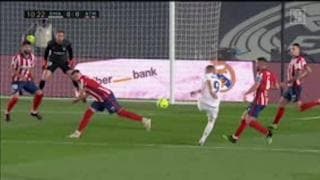 【動画】ベンゼマが強烈な左足シュートを放つもオブラクが驚異の反応で手に当てポストに弾かれる