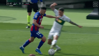 【動画】エイバルのエスポシトとJ.アンヘルが巧みなドリブルで相手を抜き去る