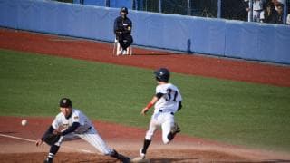 素手でバットを振る野手と、球種を絞って先発デビューを果たした投手。武蔵大学のスーパールーキーたち