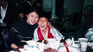 🏓江宏傑、母の日🌹の少年時代ショットに反響
