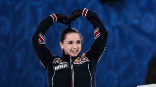 ⛸ワリエワ 、連日投稿⁉️砂漠で笑顔のOFF満喫か⁉️