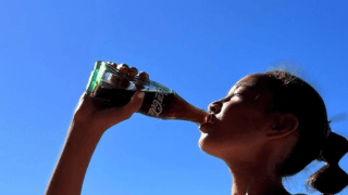 「CMみたい😍」宮本和知の妻❤️ビーチ🏖で美ボディーに反響