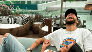 800万超いいね👍ネイマール「息子よ早く来て」お腹に💖kiss💋ショットで話題入り😵