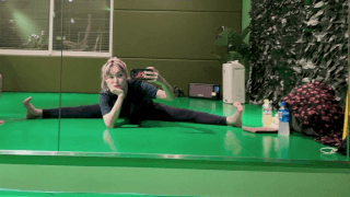 「L・i・S・Aの文字😵」「体柔らか💦」 LiSA、産後👶トレ姿に反響