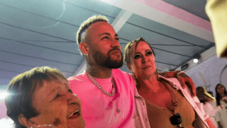 恋人💕妊娠中に😵浮気疑惑の⚽️ネイマール、家族ショットに270万いいね👍