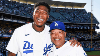 🏀八村塁、ドジャース始球式でロバーツ監督のミットにノーバウンド送球⚾️大成功❣️