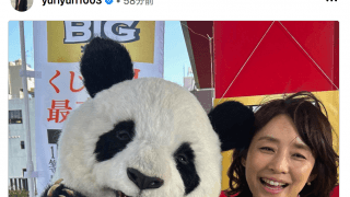 「パンダくん本物かと」「リアルな毛並み😵💦」石田ゆり子、MEGA BIG⚽️撮影オフショットに23万いいね👍