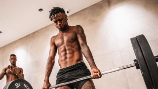 ⚽️ビニシウス、強靭な肉体＆筋トレに😵400万超いいね👍