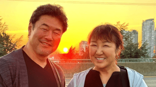 「😍素敵なジーバー✨」北斗晶、初孫👶抱え🌇夕焼け❤️夫婦ショット反響❣️