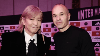 「うわーぉ⚽️😆✨」小室哲哉、イニエスタの神対応⭐️で激レア⁉️ツーショットご満悦☺️