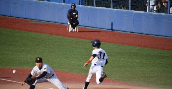 素手でバットを振る野手と、球種を絞って先発デビューを果たした投手。武蔵大学のスーパールーキーたち