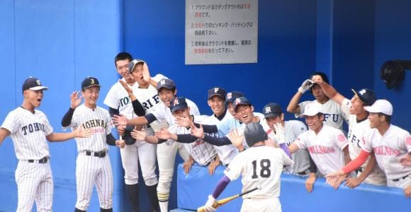 初開催の宮城県高野連選抜VS仙台六大学連盟選抜　球場を彩った笑顔と熱戦