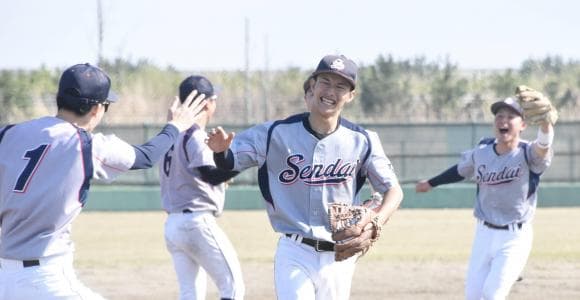 “人生初本塁打”が9回逆転満塁弾　東北地区大学軟式野球春季リーグ開幕戦で光った、「活躍できる場所」を見つけた男たちの奮闘劇