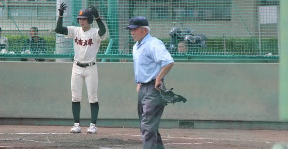 大阪の高校野球を練習試合から支える　75歳の審判、尽きぬ情熱