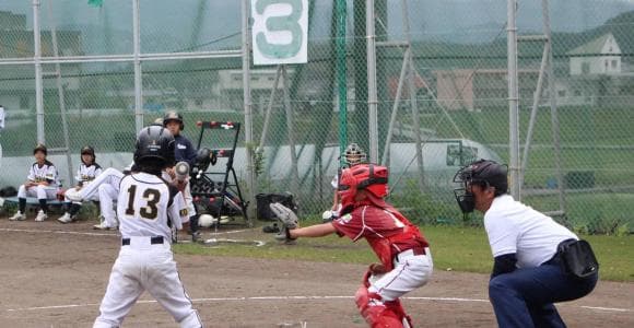 日本独自の進化を遂げた「軟式野球」、「硬式野球」とは異なる競技環境