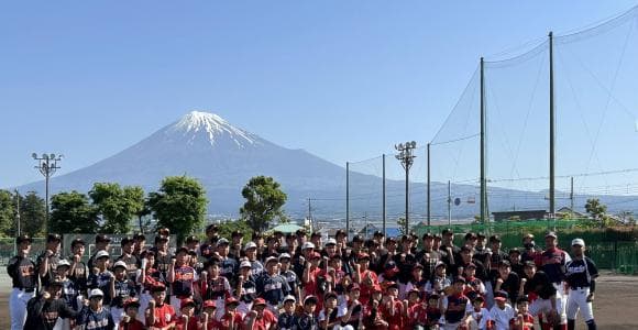 「お兄さんたちと一緒に、投げる、打つ、走る」静岡県立富士高校、小学生チームと野球イベント