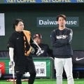 楽天マエケンがカープ時代の同僚、丸と談笑　則本と肩を組んで交流する様子も