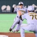 【阪神】途中出場の坂本誠志郎が足とバットで殊勲の働き「粘っていけたのがよかった」／一問一答