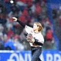 柔道の阿部詩が始球式　背番号８０５のユニで登板　ノーバンならずも笑顔　自己採点は「９５点。思ってたよりうまく投げられた」