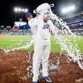 ドジャース　サヨナラの儀式が新旧交代？歓喜のマンシーに水をぶっかけたのは　終了後にはさわやか握手　ワトソンさんも鮮やかな身のこなし